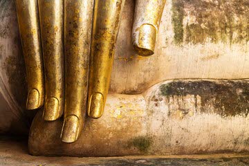 Hand van de Boeddha raakt de aarde.