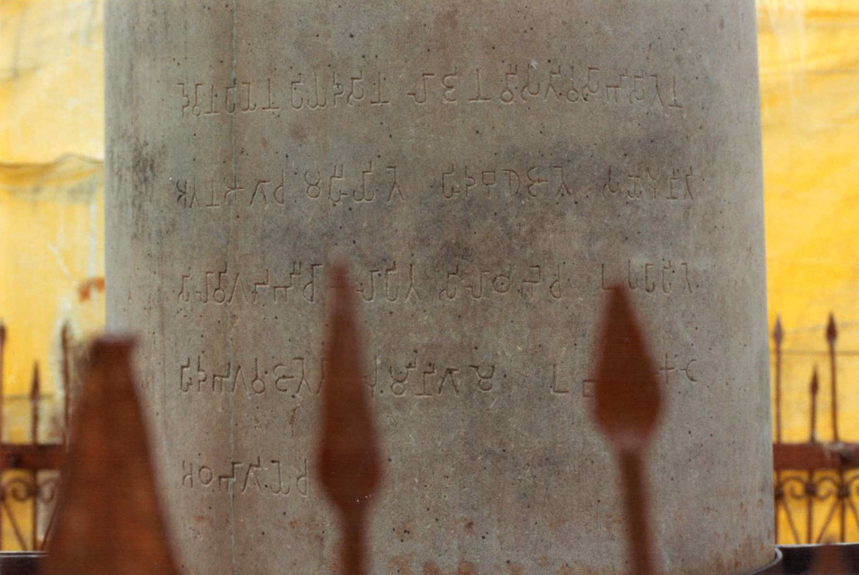 Inscripties op de Asoka pilaar.
