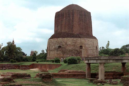 De Dharmek stupa te Sarnath markeert de locatie waar de Boeddha zijn tweede toespraak hield.